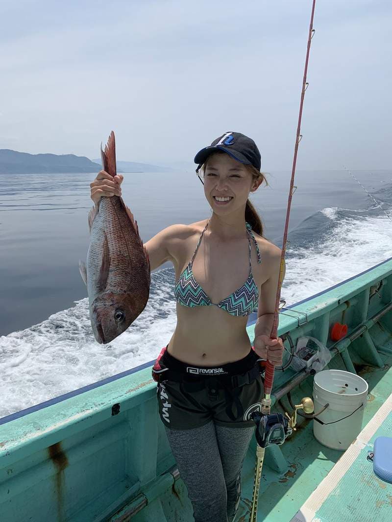 正港鱼干妹《吉野七宝实》VR写真新作品也不忘放两条鳟鱼在胸前❤	