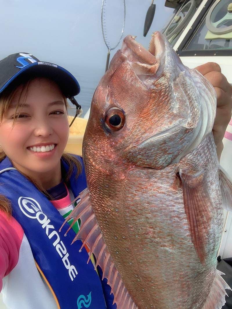 正港鱼干妹《吉野七宝实》VR写真新作品也不忘放两条鳟鱼在胸前❤	