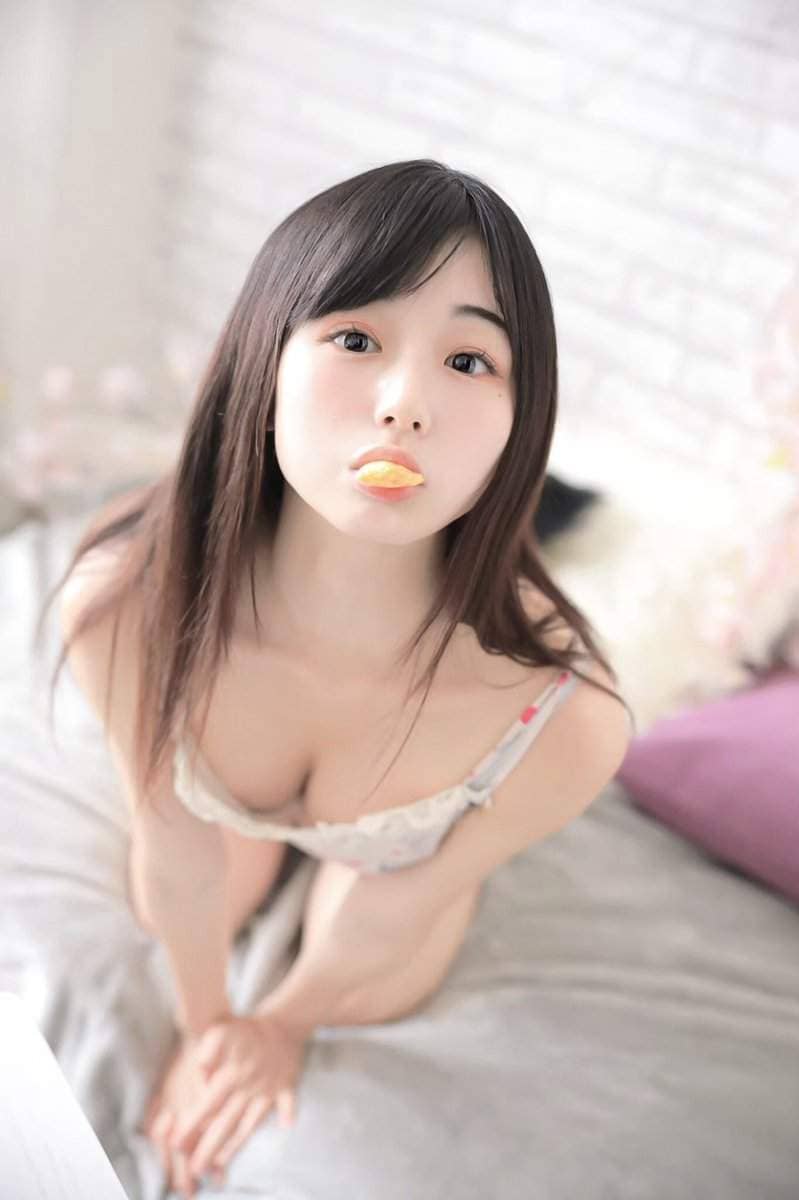 【有片】清纯妹子くりえみ《把脸埋进雨宫留菜的欧派里面》齁~半夜看这个叫我怎么受得了