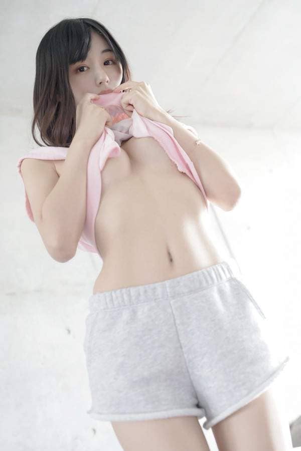 【有片】清纯妹子くりえみ《把脸埋进雨宫留菜的欧派里面》齁~半夜看这个叫我怎么受得了