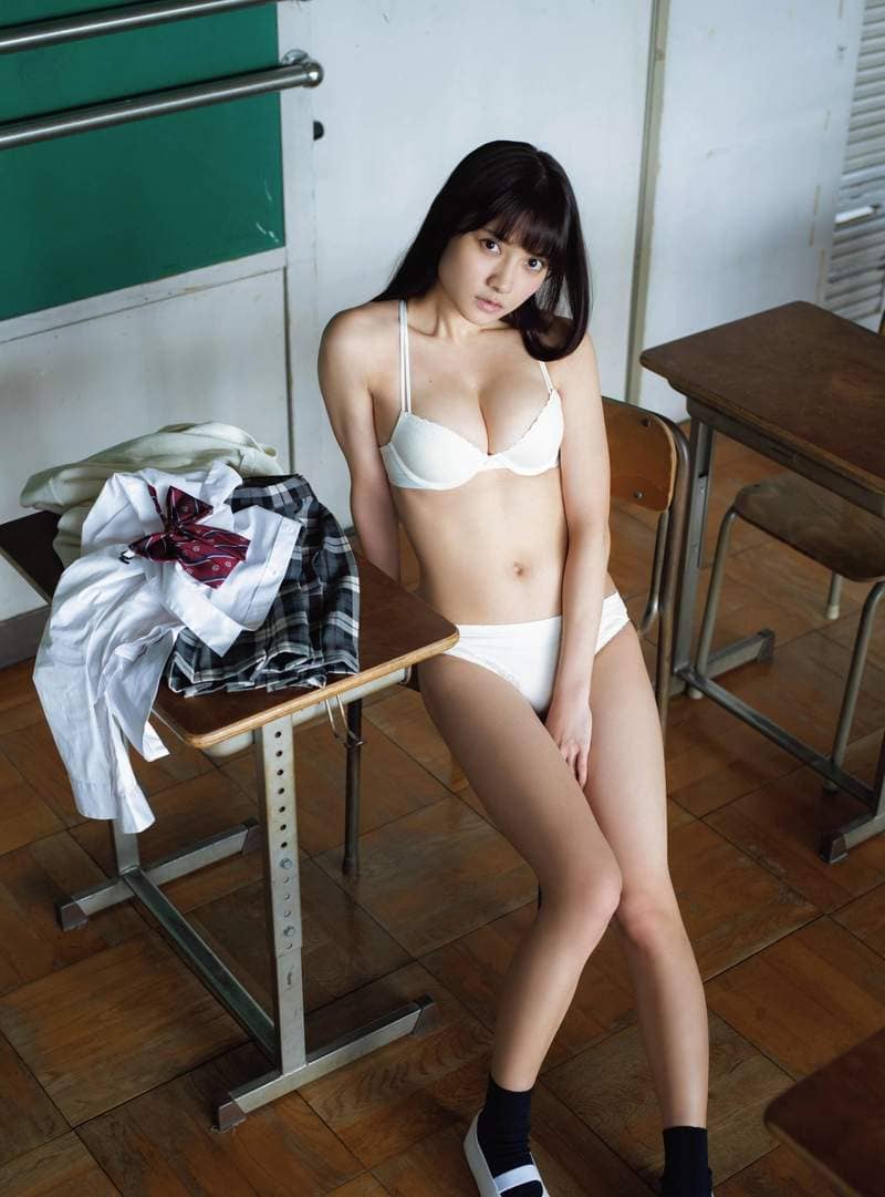 写真偶像小护士《桃月梨子》最新杂志写真挑战女高中生制服美照