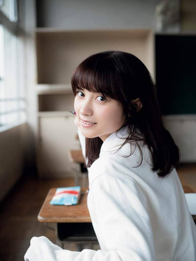 写真偶像小护士《桃月梨子》最新杂志写真挑战女高中生制服美照
