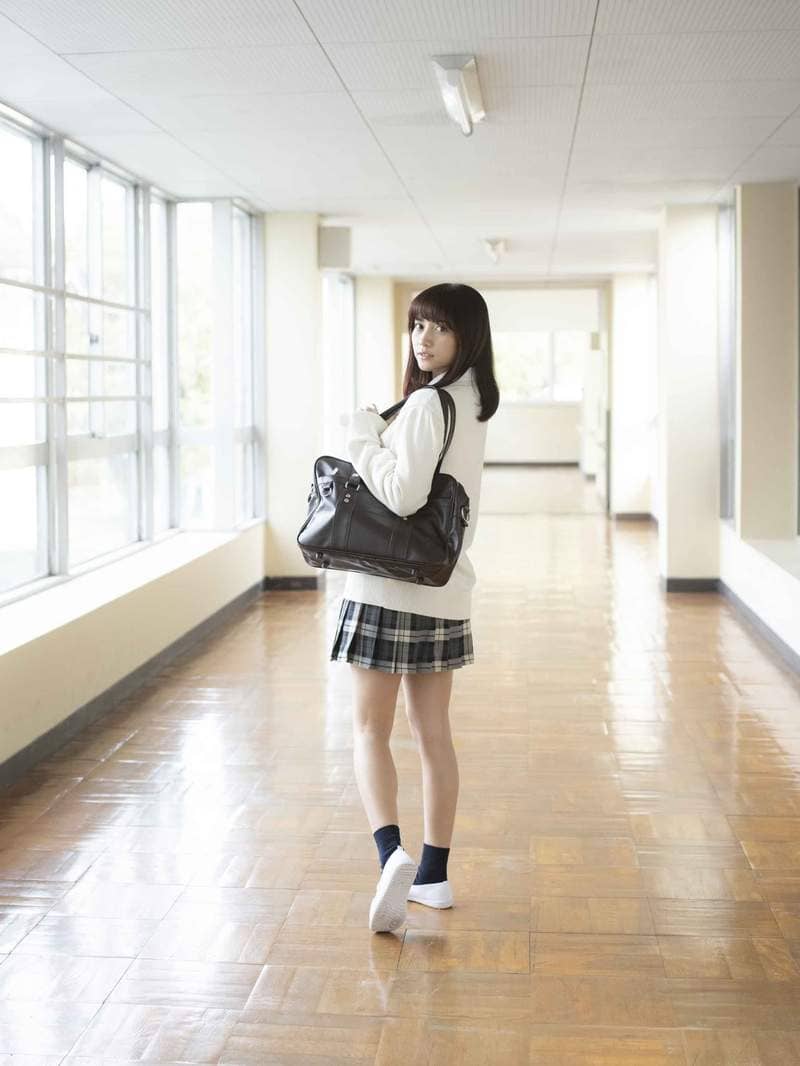写真偶像小护士《桃月梨子》最新杂志写真挑战女高中生制服美照