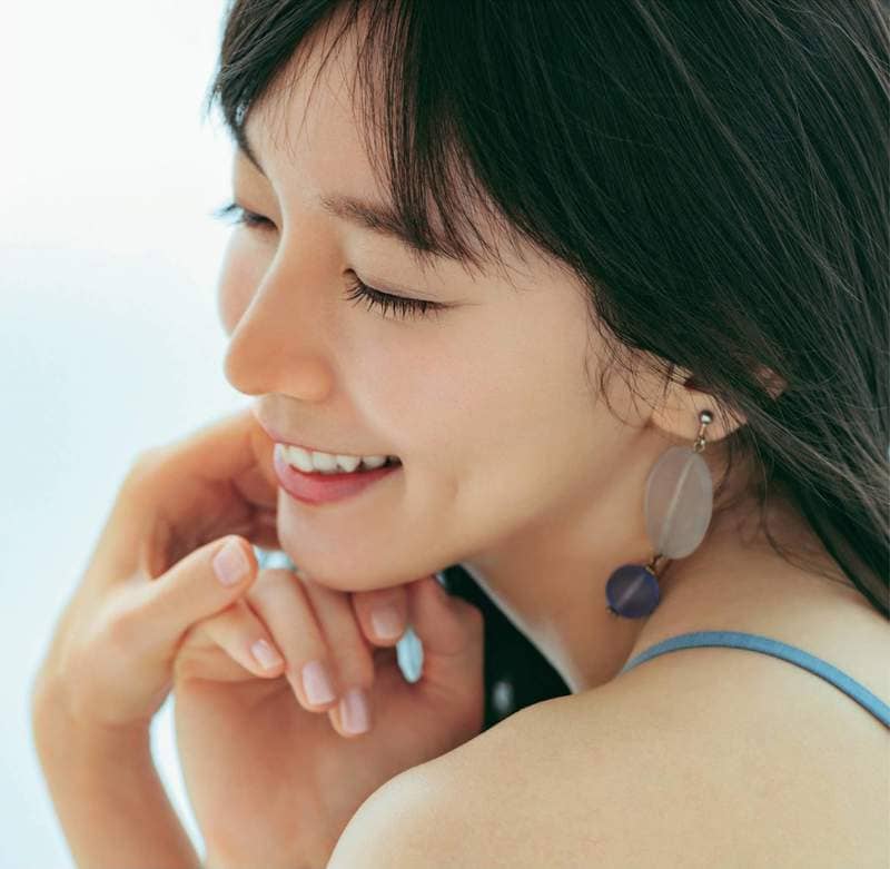 最新杂志写真《吉冈里帆》露肩小洋装展现久违的性感