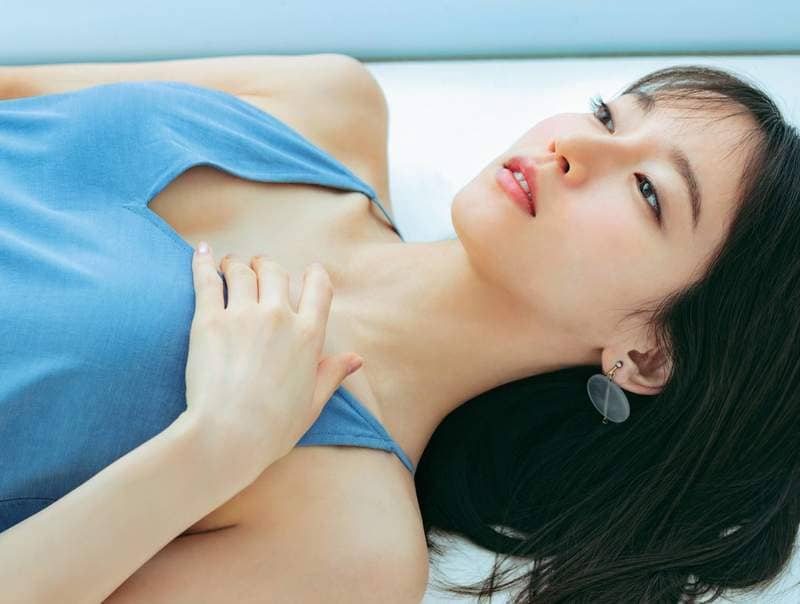 最新杂志写真《吉冈里帆》露肩小洋装展现久违的性感