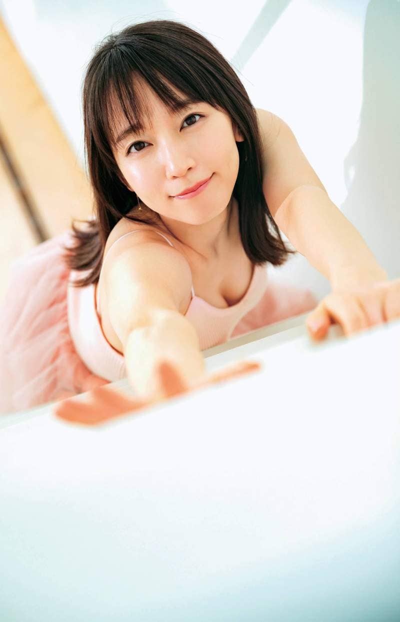 最新杂志写真《吉冈里帆》露肩小洋装展现久违的性感