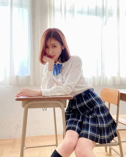 【有片】38歳回穿制服《熊田曜子》这是3个小孩的妈妈应有的体态吗？太强啦