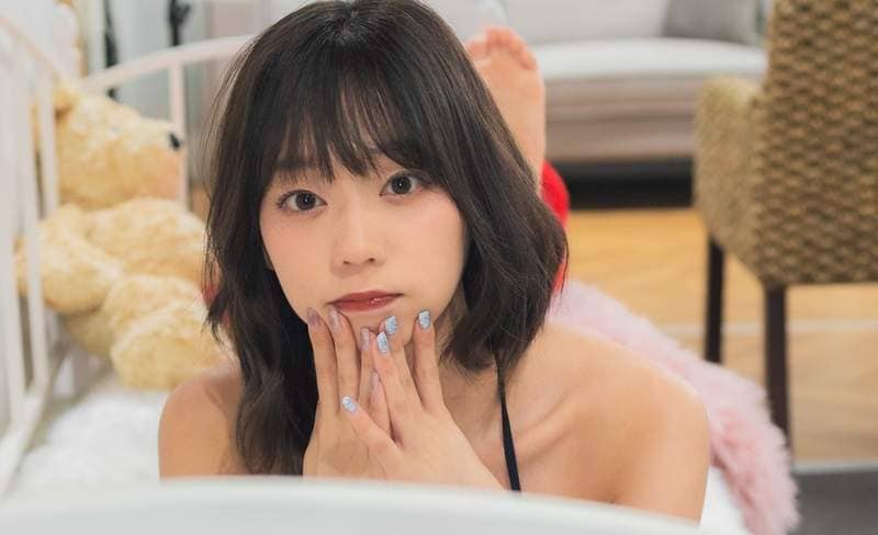 【有片】实测《巨乳写真女星欧派有多重》那个磅秤看上去感觉真的很幸福