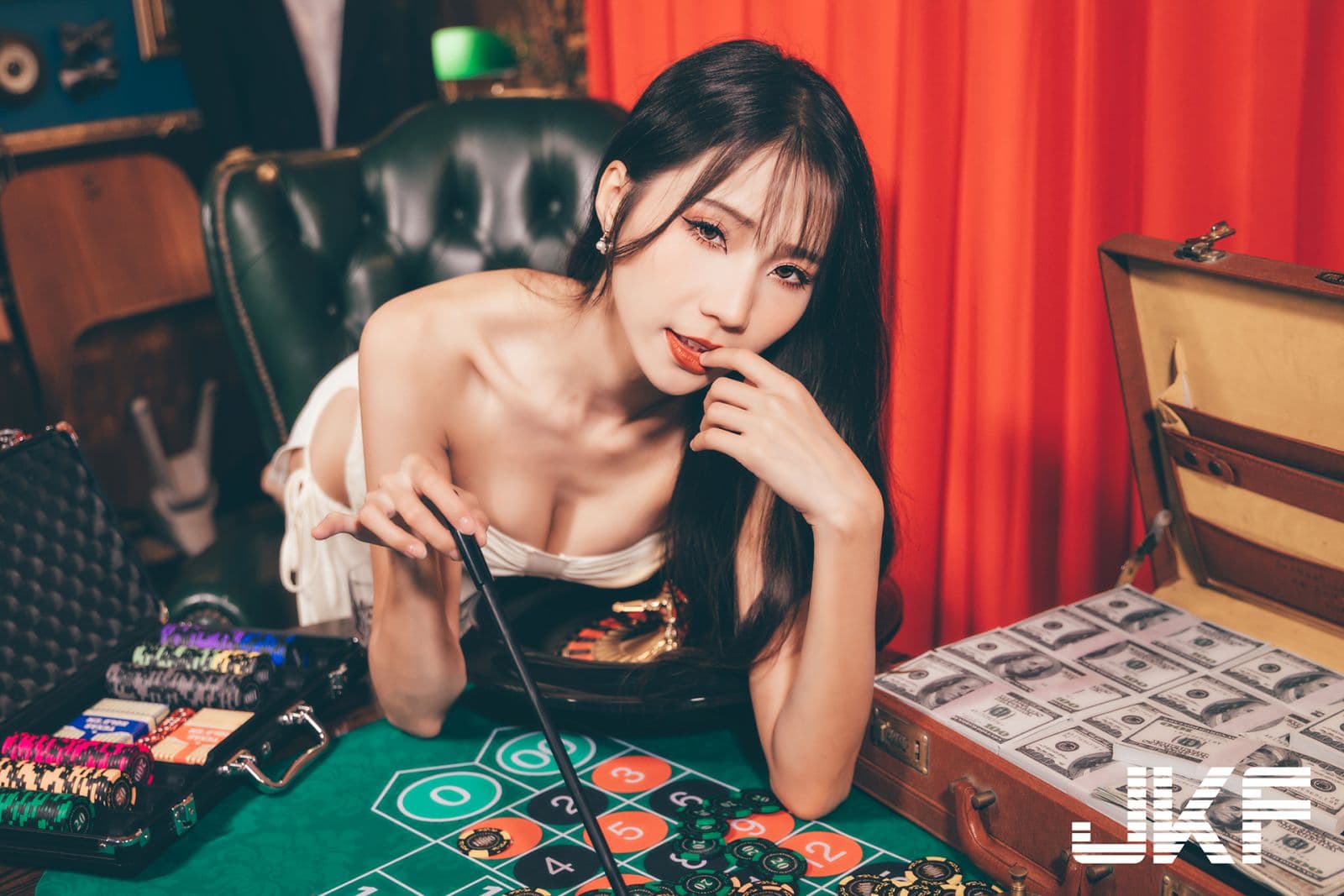 长腿美艳荷官，爆乳发牌让人all in百家乐稳赢打法
