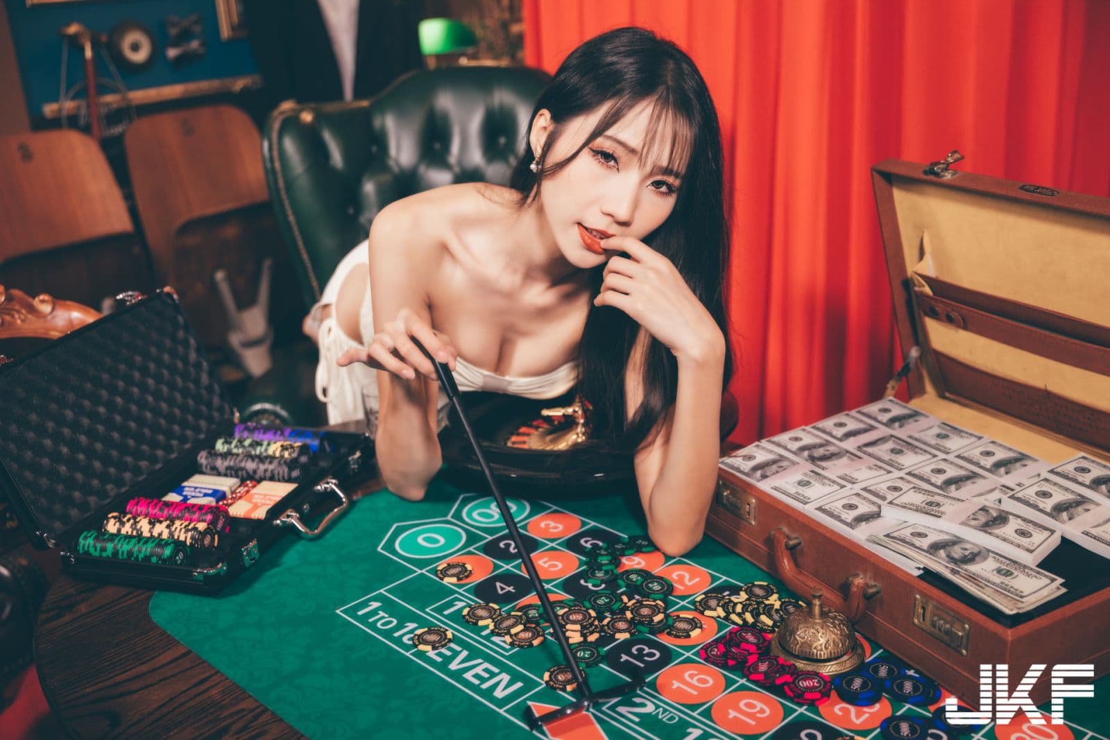 长腿美艳荷官，爆乳发牌让人all in百家乐稳赢打法