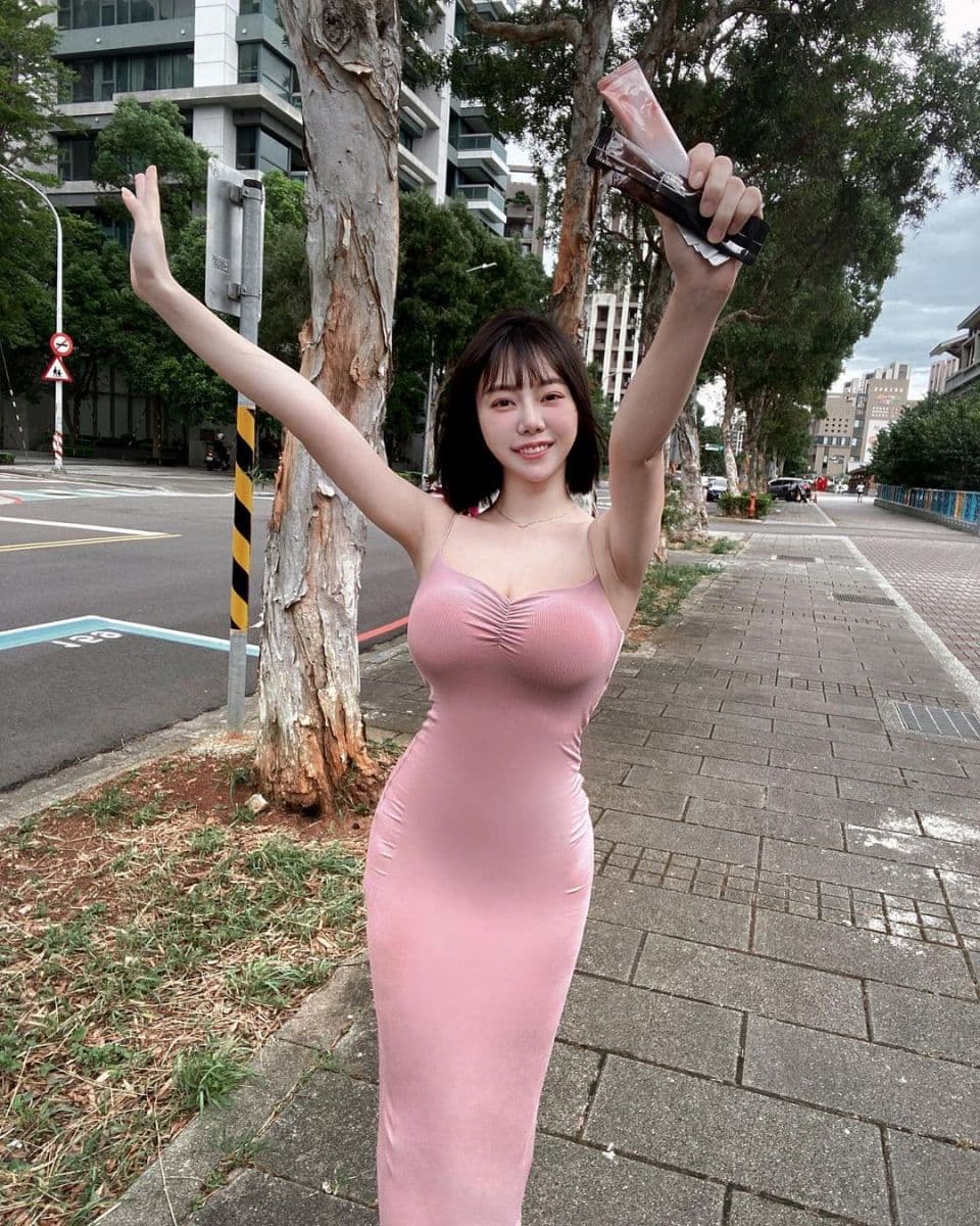 巨乳小只马换上后妈裙，太贴身有穿却像没穿！