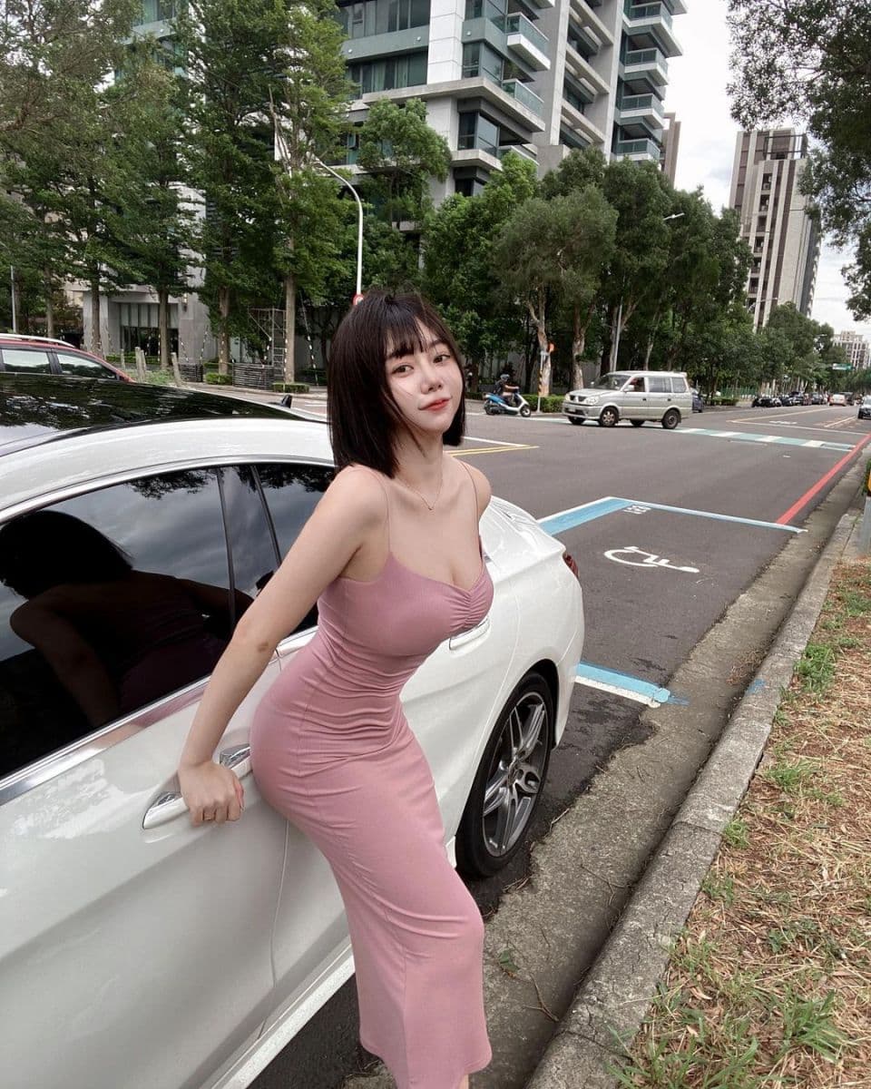 巨乳小只马换上后妈裙，太贴身有穿却像没穿！