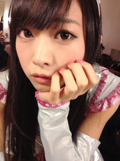 I字腿美少女　那奈　第一本写真集脚翘高高发售中