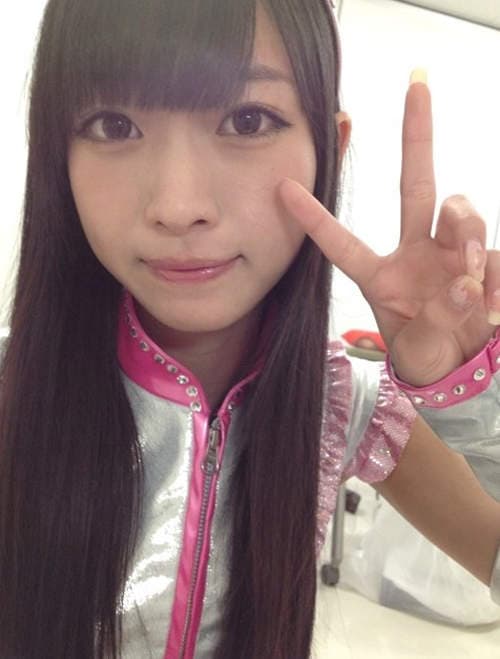 I字腿美少女　那奈　第一本写真集脚翘高高发售中