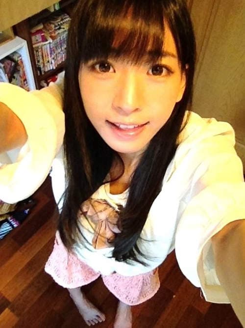 I字腿美少女　那奈　第一本写真集脚翘高高发售中