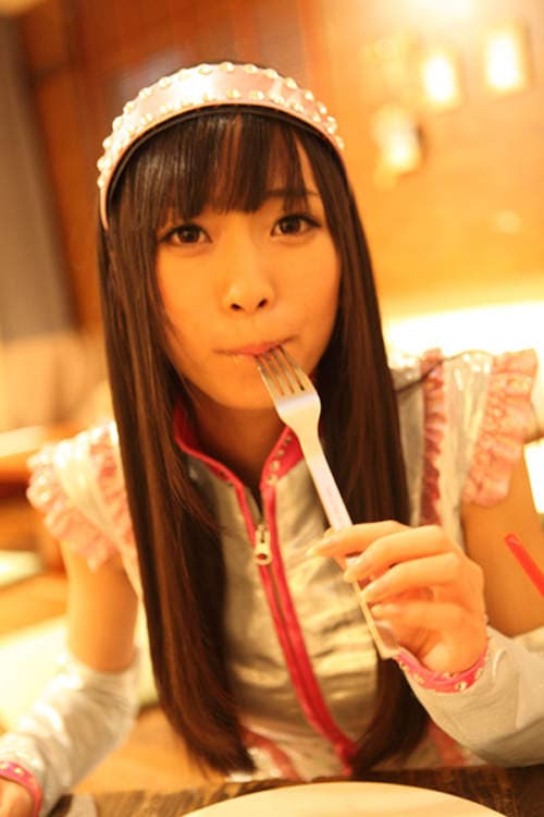 I字腿美少女　那奈　第一本写真集脚翘高高发售中