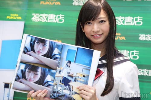 I字腿美少女　那奈　第一本写真集脚翘高高发售中