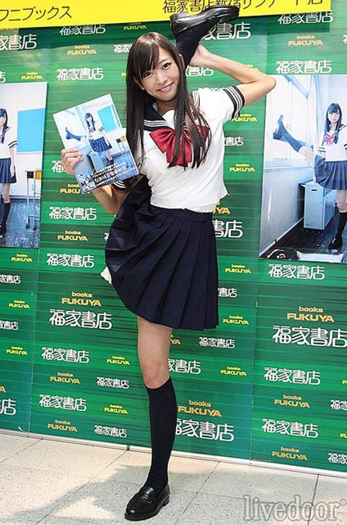 I字腿美少女　那奈　第一本写真集脚翘高高发售中