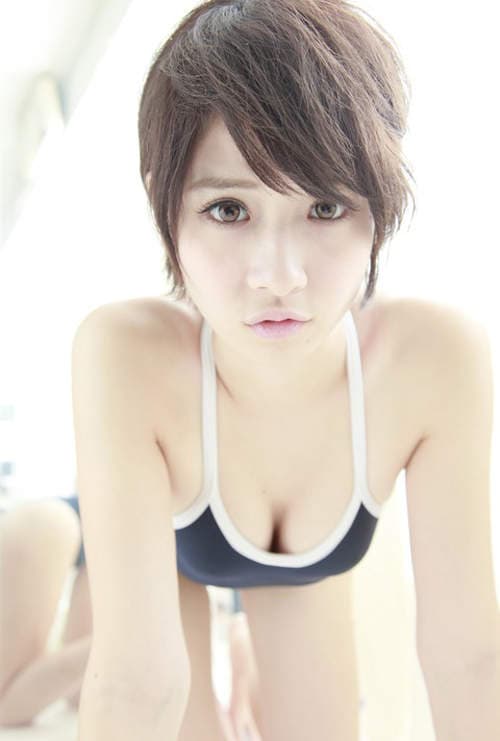 市场琴晴　纯白透亮短发俏丽的写真美眉