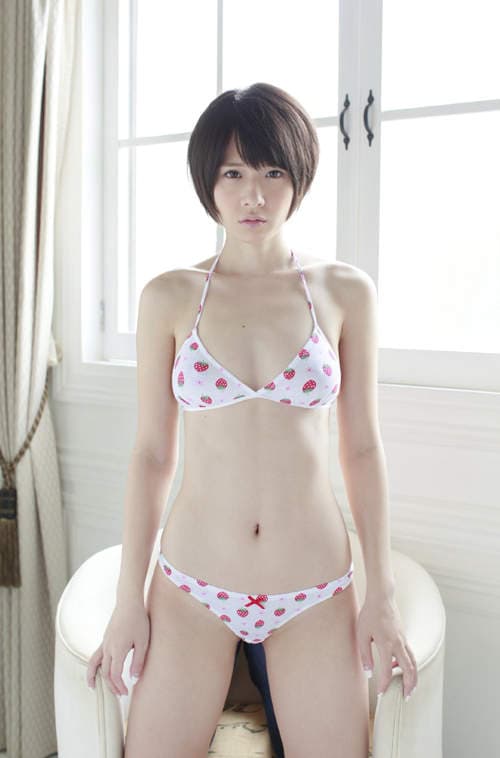 市场琴晴　纯白透亮短发俏丽的写真美眉