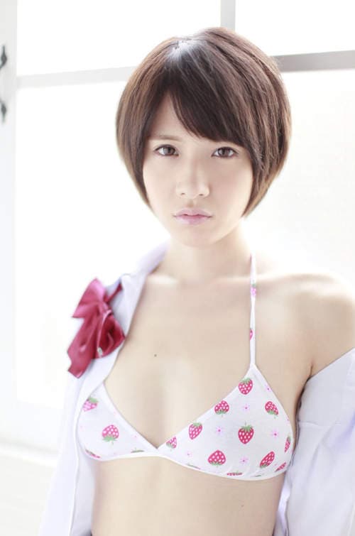 市场琴晴　纯白透亮短发俏丽的写真美眉