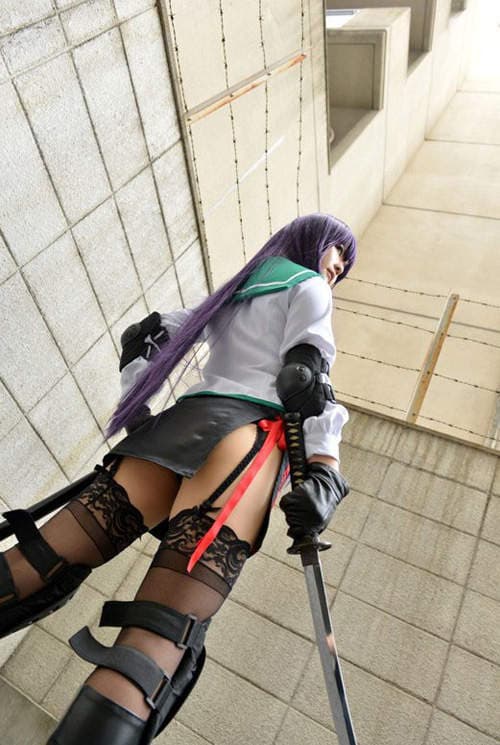 夜月歩　暴露的水手服下展现出强大的力量