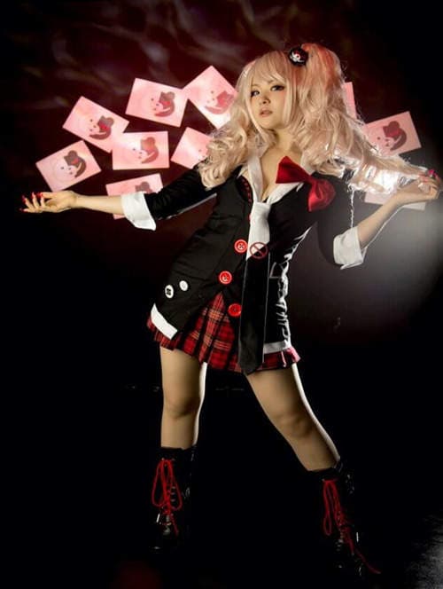 夜月歩　暴露的水手服下展现出强大的力量