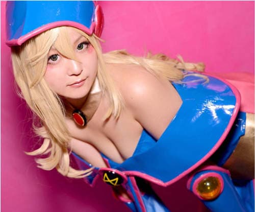 夜月歩　暴露的水手服下展现出强大的力量