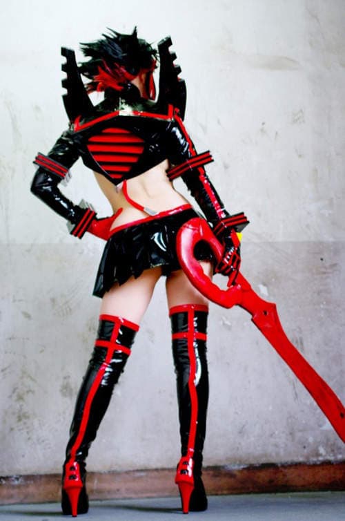 夜月歩　暴露的水手服下展现出强大的力量