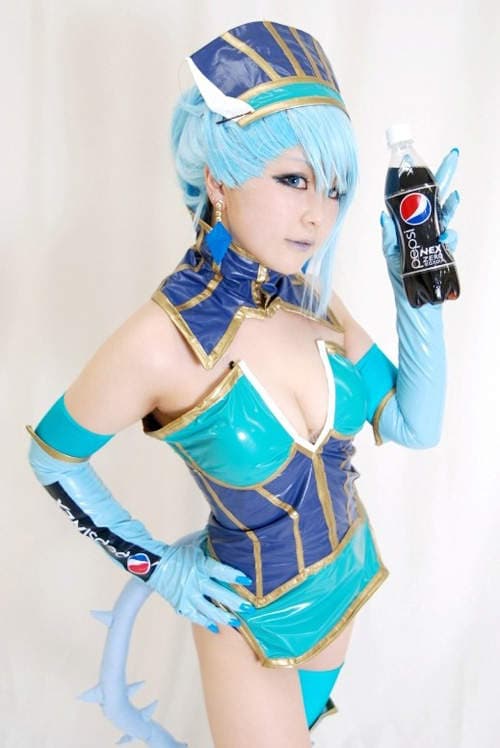 夜月歩　暴露的水手服下展现出强大的力量