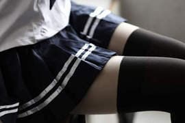 究极组合《绝对领域 x 水手服》这回合三次元赢了