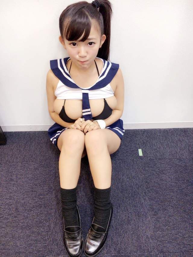 《包不住的I罩杯爆乳》天木纯欧派大到连水手服都塞不下