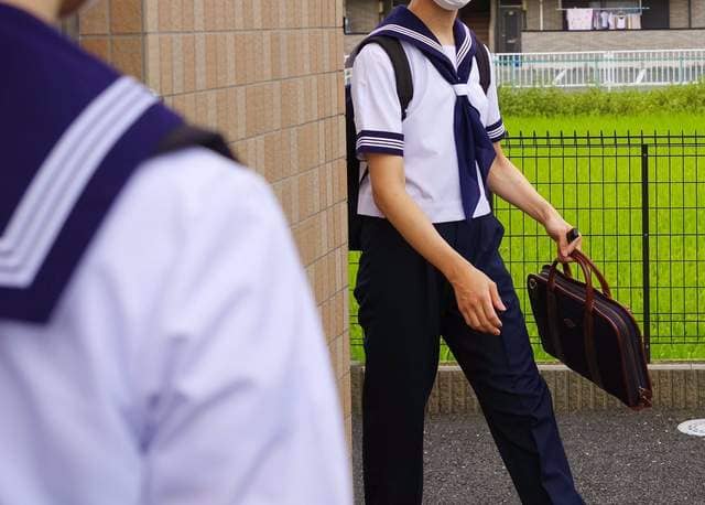 网友《提倡男中学生穿水手制服》比起一般中校服～水手服更美好不是吗？