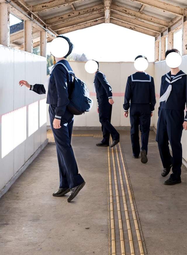 网友《提倡男中学生穿水手制服》比起一般中校服～水手服更美好不是吗？