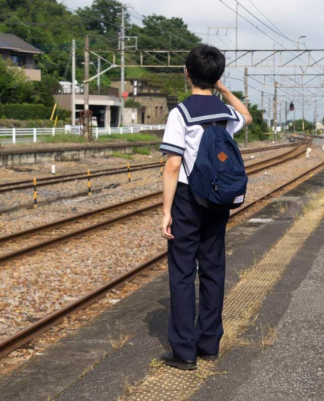 网友《提倡男中学生穿水手制服》比起一般中校服～水手服更美好不是吗？