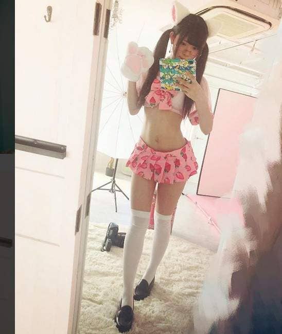 《草莓水手服》甜甜女生穿起来那略显透明的性感让人抵挡不住 《草莓水手服》甜甜女生穿起来那略显透明的性感让人抵挡不住