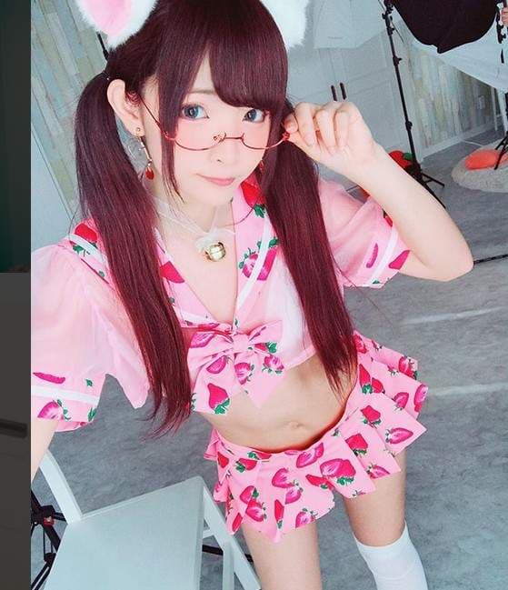 《草莓水手服》甜甜女生穿起来那略显透明的性感让人抵挡不住 《草莓水手服》甜甜女生穿起来那略显透明的性感让人抵挡不住