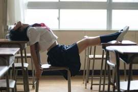 青山裕企《思春期的视线》与学生妹在教室里面独处真是美好