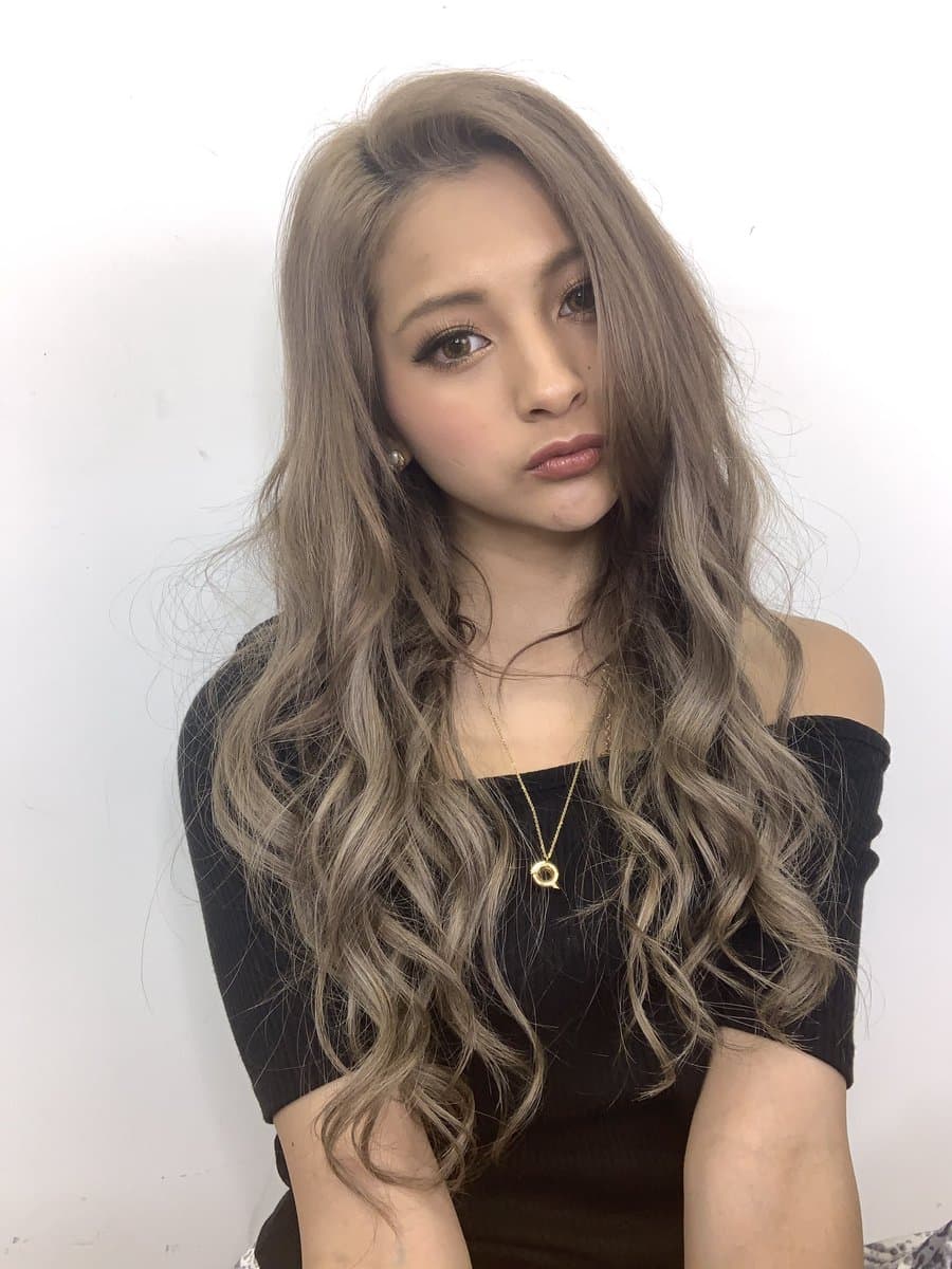 人气GAL(辣妹)模特儿「ゆきぽよ-Yukipoyo」中长发的造型绝赞话题中。