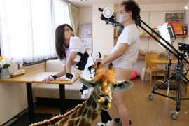 《AV摄影现场》女主要演男主要爽那摄影师该怎办？