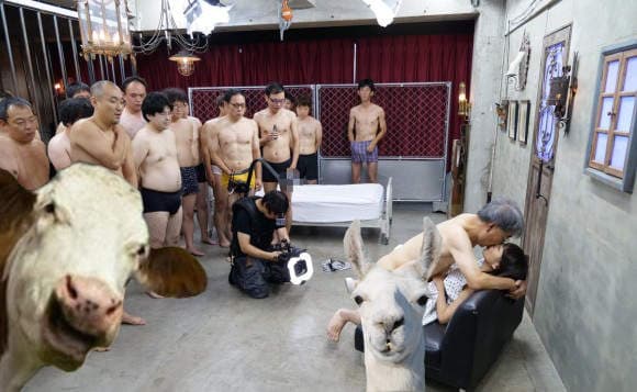 《AV摄影现场》女主要演男主要爽那摄影师该怎办？