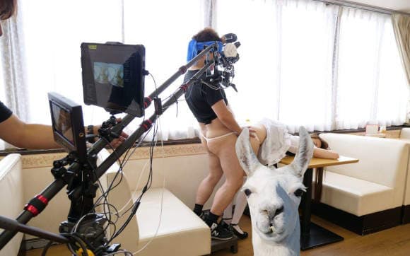 《AV摄影现场》女主要演男主要爽那摄影师该怎办？