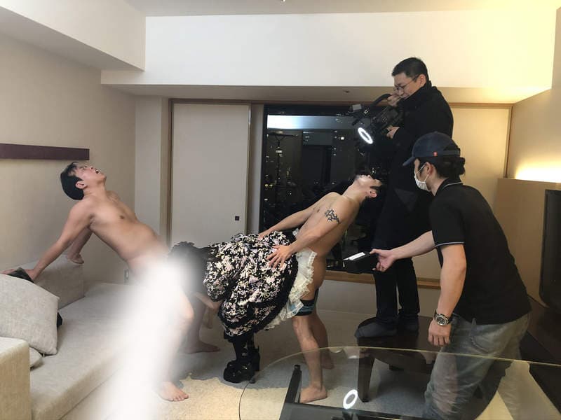 AV侧拍现场《爱情动作片场到底有几个人》另外传说片酬一亿日元的新人是天宫花南吗？