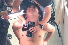 你没看过的《VR版A片侧拍场景照》所以男优从头到尾都只能看著导演吗(囧)