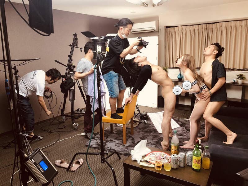 你没看过的《VR版A片侧拍场景照》所以男优从头到尾都只能看著导演吗(囧)