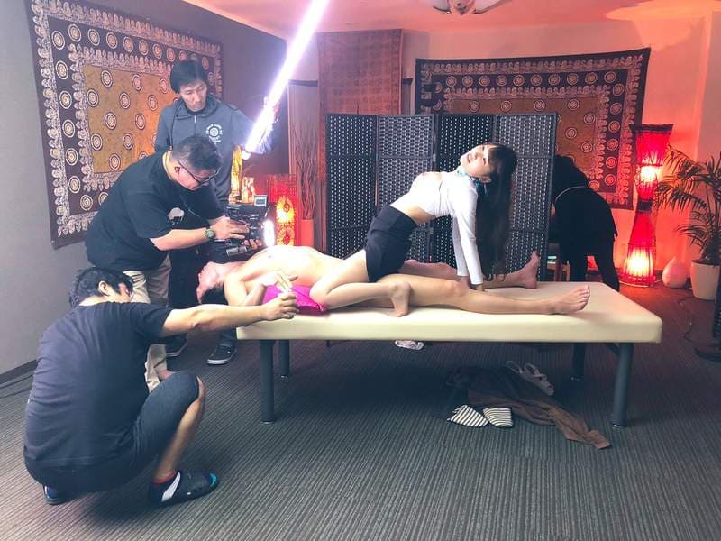 你没看过的《VR版A片侧拍场景照》所以男优从头到尾都只能看著导演吗(囧)