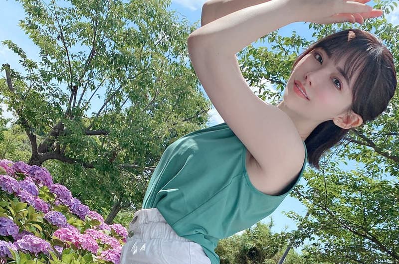 《AV女优深田えいみ》晒穿搭照不小心拍到路人 修背景意外演变成恶搞改图大赛