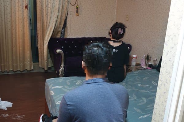 一楼一凤偷营业还贴「防疫人人有责」工程师哀：有生理需求