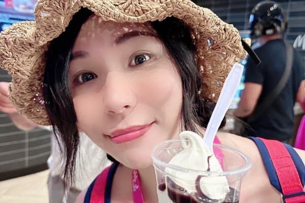 曾和邓佳华合拍A片 「网黄」踩藏寿司桌椅摆不雅动作：猜我有没有穿内裤