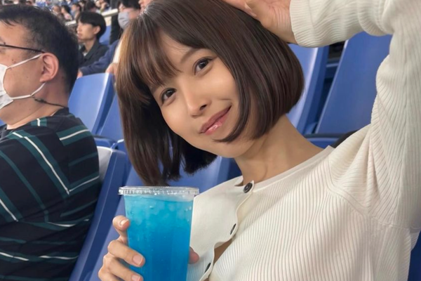 日性感女优应援经典赛！抬手惊见「无罩」好身材 球迷露事业线吸睛